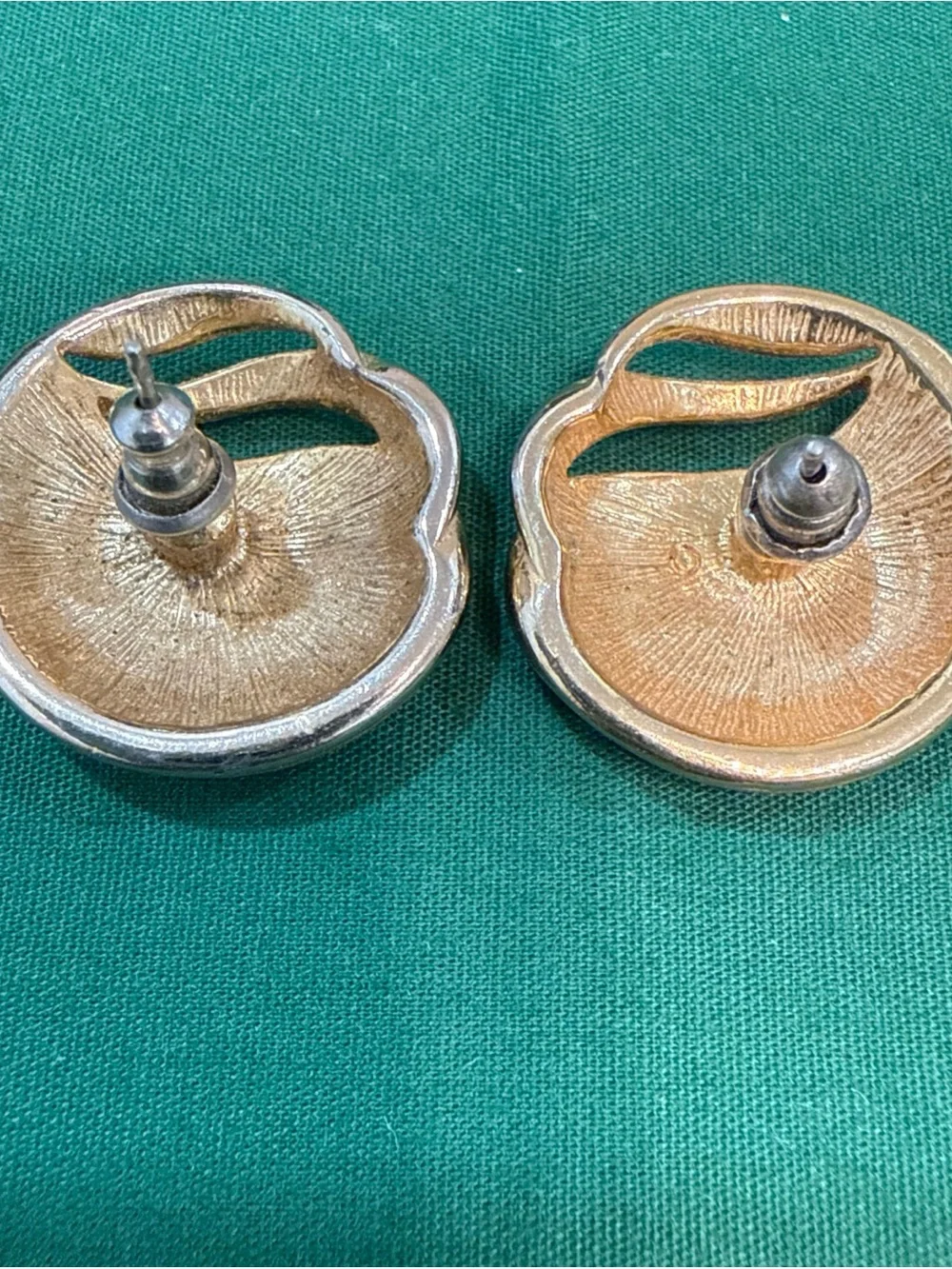 VTG Peach Colored Marveled Enamel Stud Earrings 53C